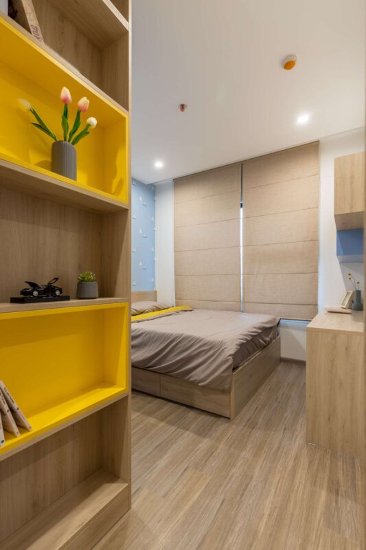 Phòng ngủ bé trai sử dụng màu gỗ sồi kết hợp màu xanh và vàng năng động