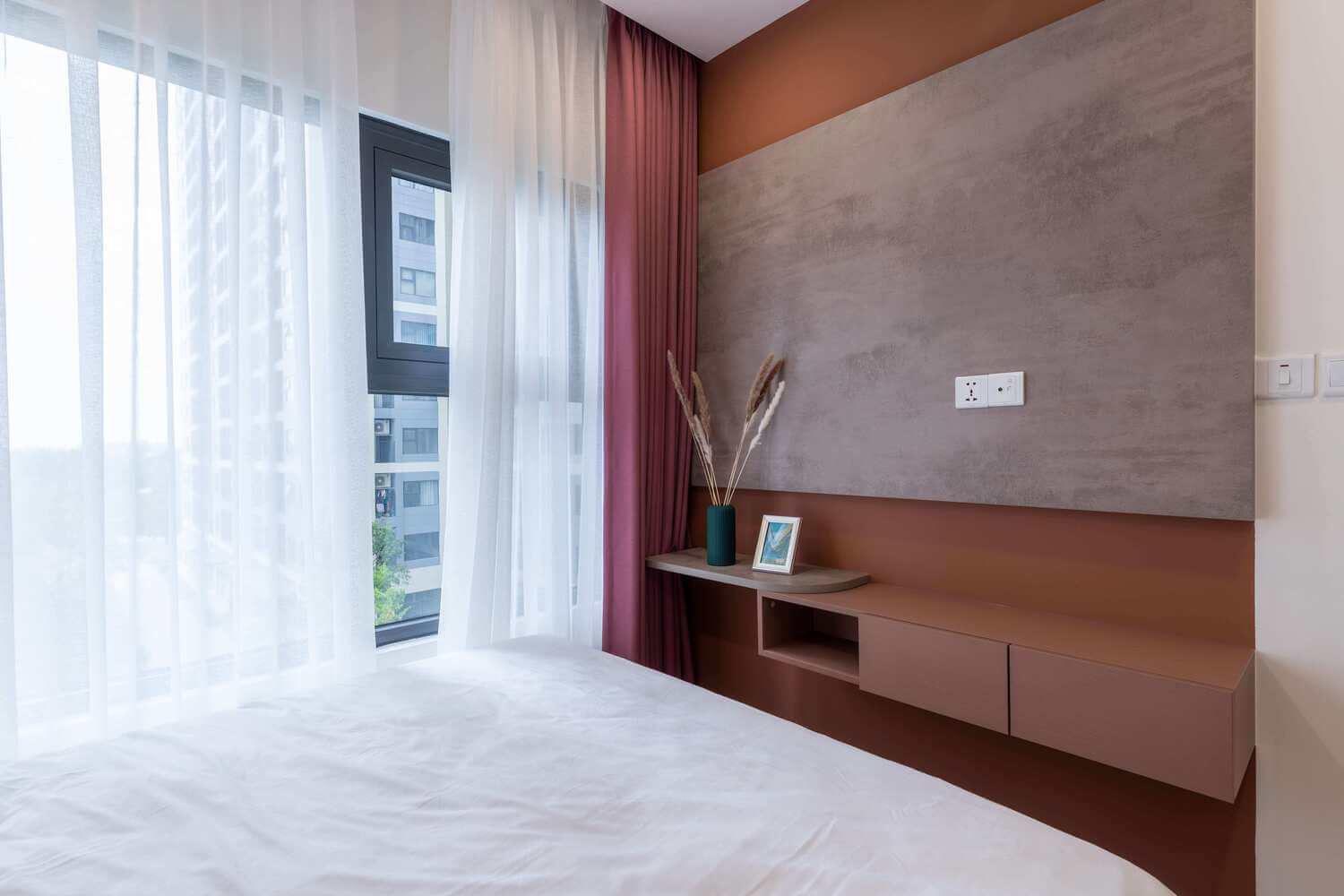 Vách màu bê tông kết hợp với kệ tivi khá bắt mắt