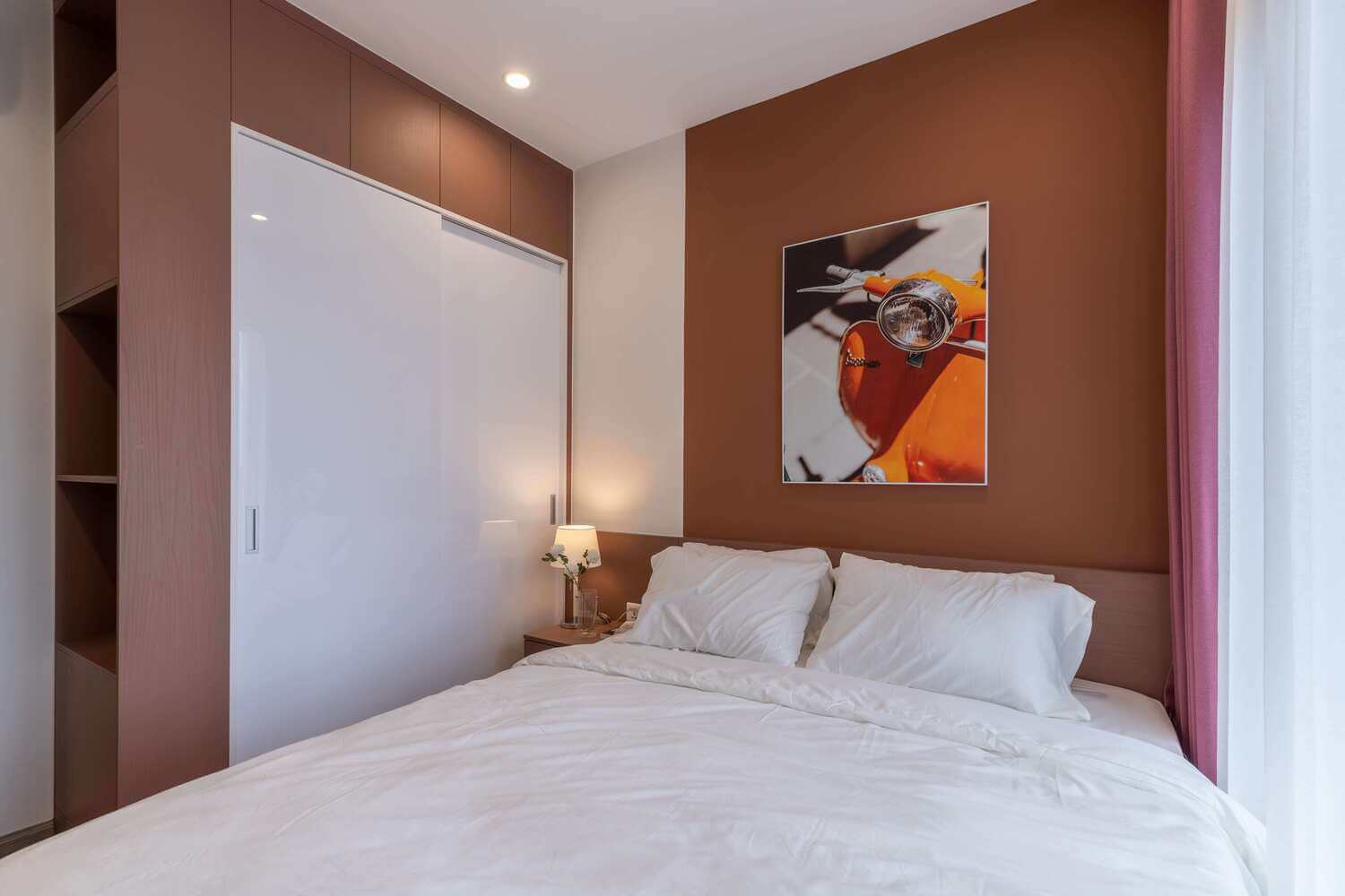 Màu hồng nude được sử dụng xuyên suốt trong thiết kế phòng ngủ 02