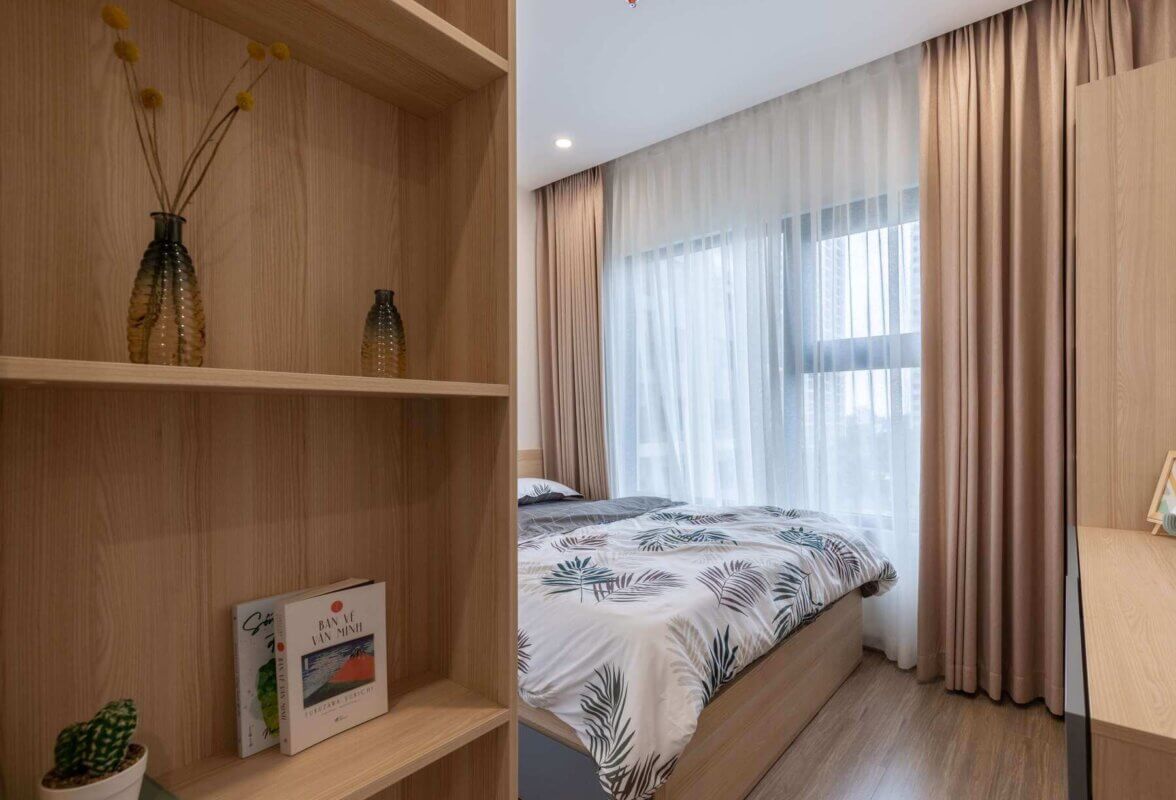 Phòng ngủ 1 sử dụng tone màu gỗ sồi chủ đạo
