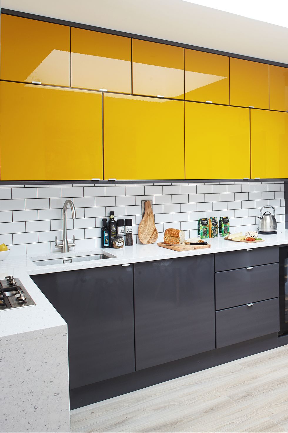 tủ bếp acrylic màu đen kết hợp vàng
