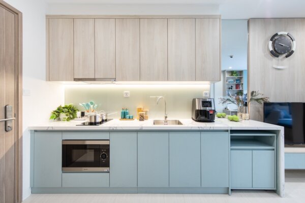 tủ bếp laminate màu xanh pastel